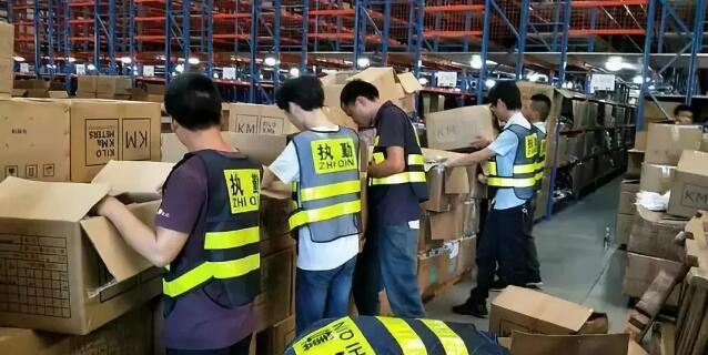 卡门公司陷入"KM"商标侵权漩涡，百余警力查扣近亿货值，百余门店遭查封！