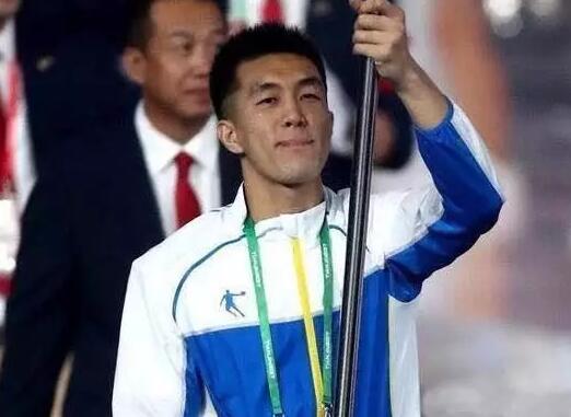 为何郭艾伦不像孙杨那样贴国旗遮商标？中国体育一哥才敢这么任性