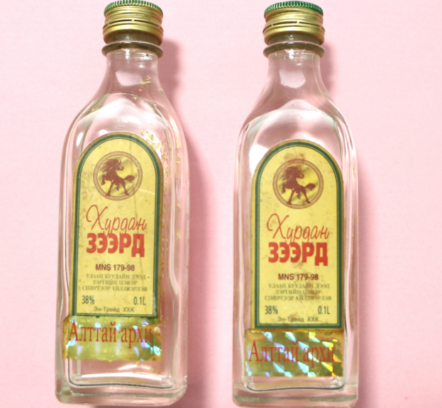 这几瓶蒙古国白酒的防伪商标亮了 哪位给翻译下是啥酒?